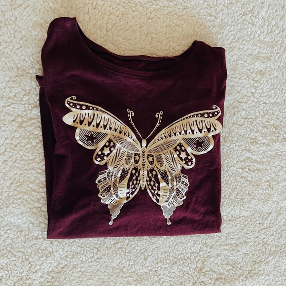 •Cute shirt• - Picture 1 of 3